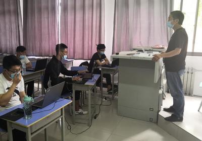 學業導師護航返校生 專業心理與技術咨詢助力成長